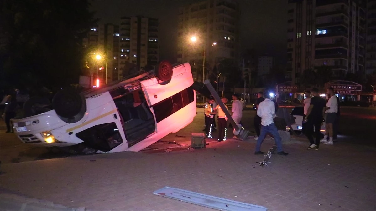 Adana’da Otomobil ile Minibüs Çarpıştı: 2 Yaralı